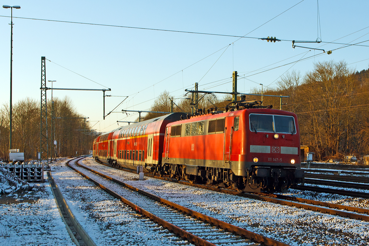 
Die 111 147-5  (91 80 6111 147-5 D-DB) der DB Regio NRW fährt am 28.12.2014 mit dem RE 9 - Rhein Sieg Express (RSX) Aachen - Köln - Siegen in den Bahnhof Au/Sieg ein.  

Die Lok wurde 1980 bei Krauss-Maffei in München unter der Fabriknummer 19859 gebaut, der elektrische Teil ist von Siemens.