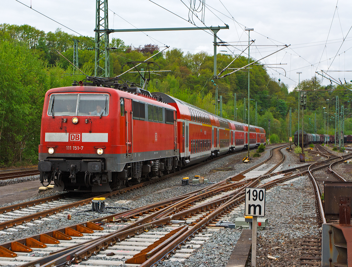 
Die 111 151-7 der DB Regio NRW fährt am 27.04.2014 mit dem RE 9  Rhein-Sieg-Express  (Aachen-Köln-Siegen) in den Bahnhof Betzdorf/Sieg ein. 

Die 111er wurde 1981 bei Krauss-Maffei AG in München unter der Fabriknummer 19863 gebaut. Sie hat die NVR-Nummer 91 80 6111 151-7 D-DB und die EBA-Nummer EBA 01G02A 151.
