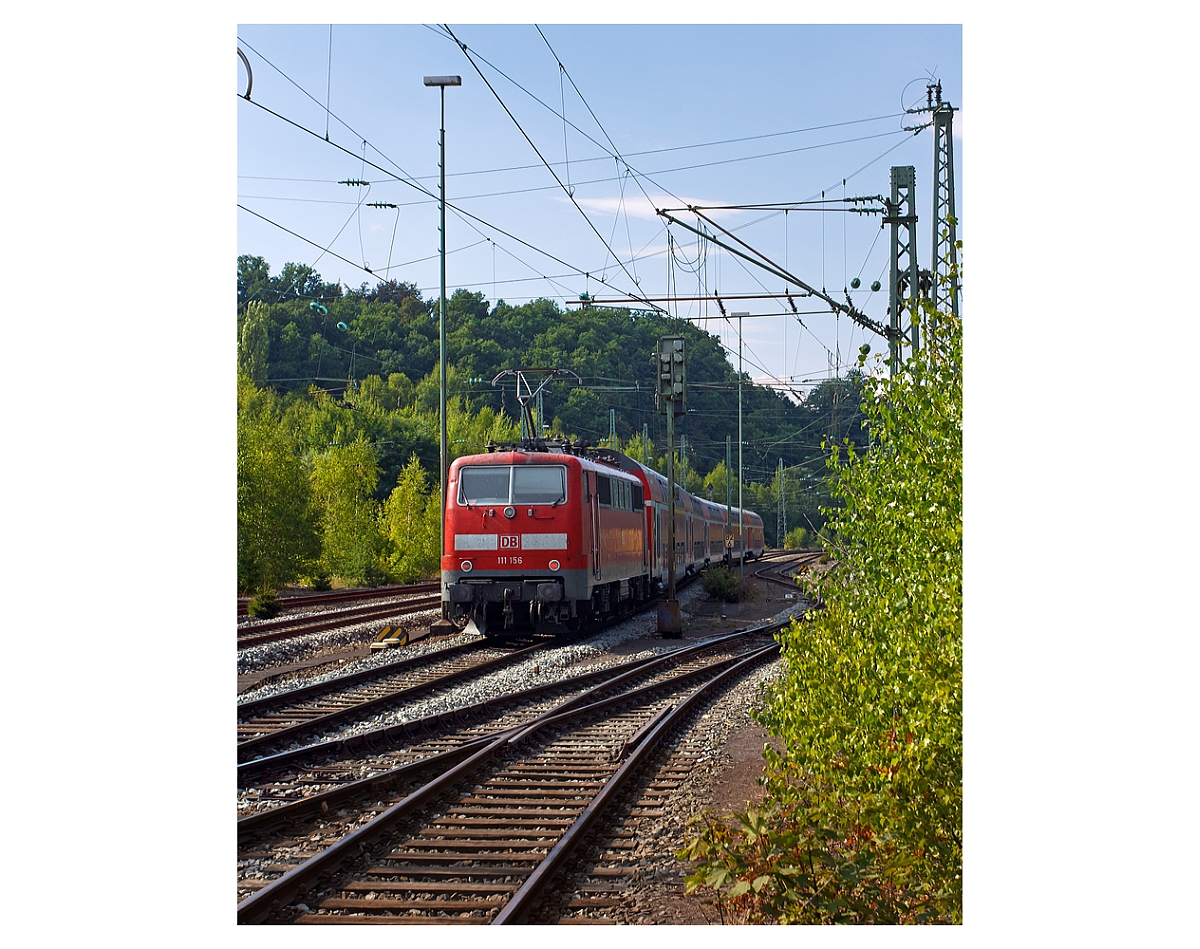 Die 111 156-6 schiebt den RE 9 (Rhein-Sieg-Express) Siegen - Kln - Aachen nun von Betzdorf (Sieg) weiter in Richtung Kln.