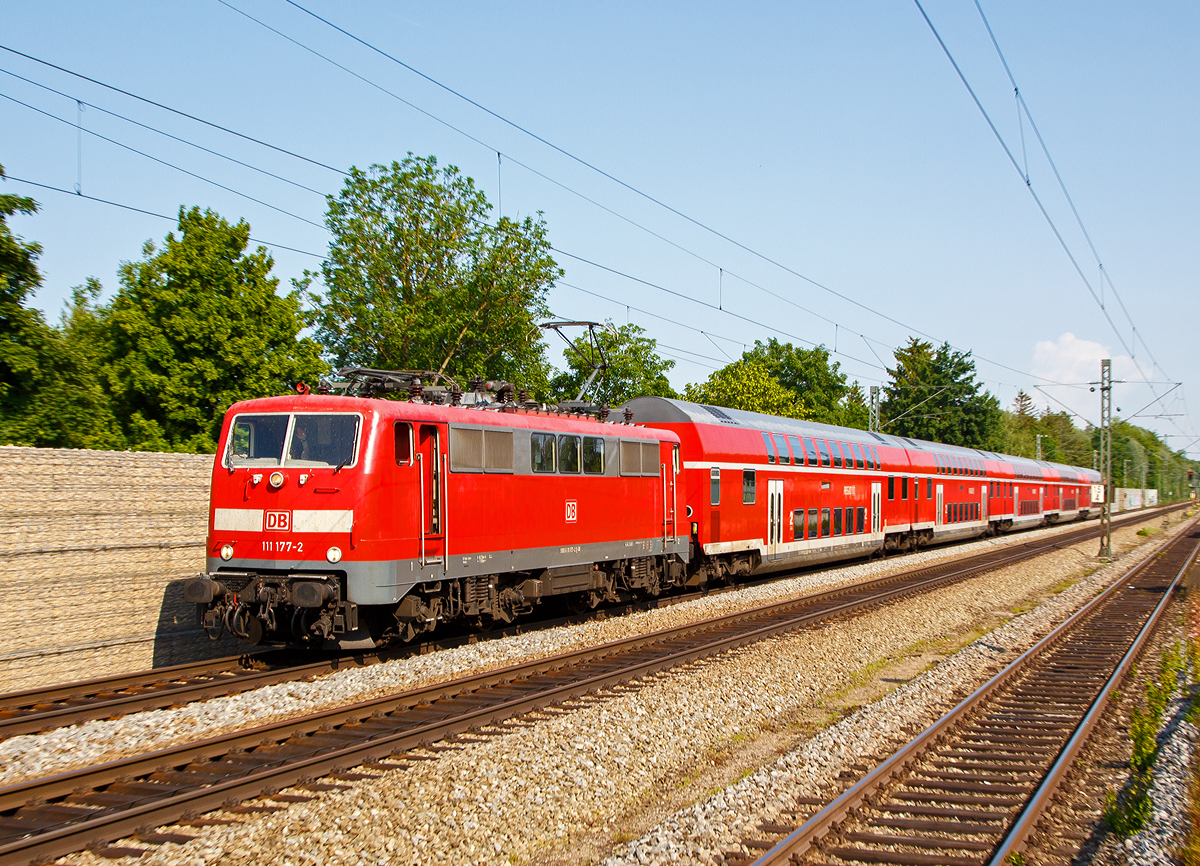 
Die 111 177-2 (91 80 6111 177-2 D-DB) der DB Regio Bayern fährt am 05.06.2019 mit einem RE durch Gröbenzell in Richtung Augsburg. 

Einen lieben Gruß an den netten Lokführer zurück.

Die Lok wurde 1981 von Henschel & Sohn in Kassel unter der Fabriknummer 32450 gebaut.
