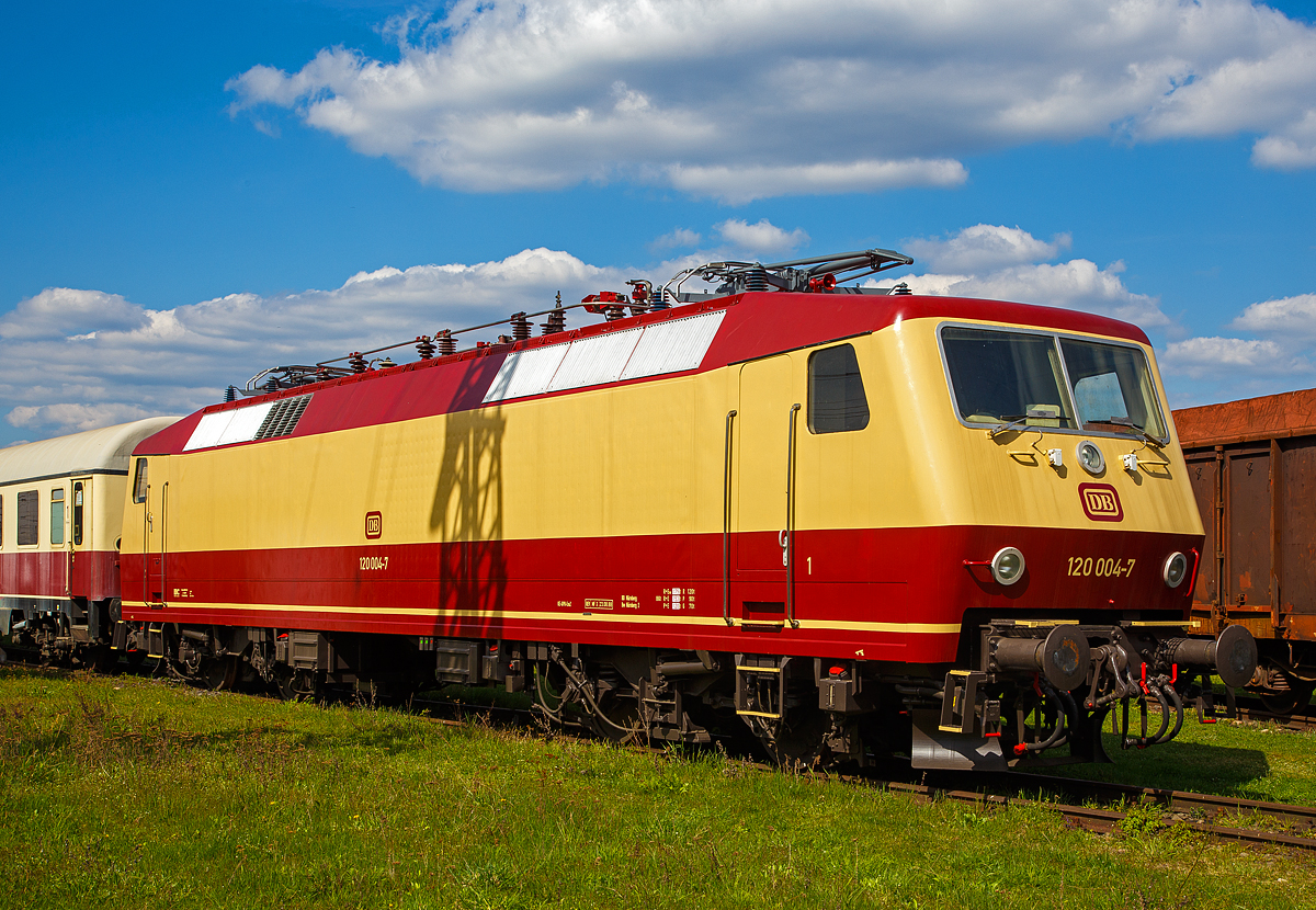 Die 120 004-7 im Farbdesign wie bei Ablieferung (1980), ex DB 752 004-2 am 09.04.2016 im DB Museum Koblenz, Vorserien-Lokomotive der BR 120.
Die Vorserien-Lok wurde1980 von Henschel unter der Fabriknummer 32018 gebaut. Die Lok 120 004 war die erste Hochleistungslok mit Scheibenbremsen der DB.

Die Baureihe 120 ist eine Elektrolokomotivbaureihe der Deutschen Bahn AG und gilt als die erste in Serie gebaute Drehstrom-Lokomotive (mit elektronischen Umrichtern) der Welt. Sie stellt einen Meilenstein in der Entwicklung elektrischer Lokomotiven dar. Am 14. Mai 1979 wurde mit der 120 001 die erste Lokomotive mit Drehstromantriebstechnik an die damalige Deutsche Bundesbahn übergeben. Sie wurde zunächst für eine Höchstgeschwindigkeit von 160 km/h zugelassen und beim Betriebswerk Nürnberg Rbf praktisch erprobt. Bis Januar 1980 wurden ihre Schwestern 120 002-005 ausgeliefert. Das optische Erscheinungsbild der Baureihe 120 war prägend für das  Gesicht  der Deutschen Bundesbahn in den 1980er Jahren.

Die ersten fünf Prototypen der Baureihe 120.0 erhielten bei Ablieferung in den Jahren 1979/80 den purpurrot/elfenbeinfarbenen Farbanstrich der Trans-Europ-Express-Züge (TEE). Die insgesamt 60 in Auftrag gegebenen Serienloks der Baureihe 120.1 erhielten beginnend ab dem Jahr 1987 gleich das damals neu eingeführte orientrote Farbschema. Mit Einführung des verkehrsroten Farbschemas ab 1996 erhielten immer mehr Lokomotiven die neue, aktuelle Farbgebung.

Die fünf Vorserien-Lokomotiven wurden über die Jahre immer wieder zusammen mit den anderen 120ern im Plandienst eingesetzt, die meiste Zeit über dienten sie jedoch als Bahndienstfahrzeuge (sie bekamen dazu auch neue Nummern und wurden zur Baureihe 752) oder als Erprobungsträger für neue Technologien, die dann erstmals bei den E-Lok-Neubeschaffungen der späten 1990er Jahre in Serie verwendet wurden. Dazu gehörten z. B. Scheibenbremsen, die vorher aus Platzgründen bei Lokomotiven nicht eingesetzt werden konnten, oder neue Drehgestelle und Umrichter für die Baureihe 101. Stationiert waren die Versuchslokomotiven bei den Bundesbahnzentralämtern in Minden und München.

Bei der Entwicklung der Baureihe 101 zog ABB Henschel die 120 004 und 005 zu Hilfe. ABB Henschel hatte keinen modernen Prototypen, sondern lediglich ein Konzept mit dem Namen Eco2000 und eine Technologie-Demonstration auf Basis von den zwei damals bereits 15 Jahre alten umgebauten Vorserien-120ern.

Bei der Komponenten-Entwicklung für die Eco2000 stützte man sich auf die Vorserien-Loks der Baureihe 120, 120 (bzw. 752) 004 und 005, die von ABB bereits 1992 umgebaut wurden, um neue Technologien in der Praxis erproben zu können. Die 120 005 hatte neue Stromrichter auf Basis von GTO-Thyristoren und eine neue Bordelektronik erhalten, 120 004 darüber hinaus auch vom ICE adaptierte Drehgestelle, Scheibenbremsen, den integrierten Gesamtantrieb (IGA) sowie einen biologisch abbaubaren Polyol-Ester als Kühlmittel für den Haupttransformator. Beide Loks legten in dieser Konfiguration große Strecken im planmäßigen IC-Dienst störungsfrei zurück.[10] 120 004 kann aufgrund der aufwändigen Umbauten als Prototyp der Baureihe 101 angesehen werden.

TECHNISCHE DATEN:
Spurweite: 1.435 mm
Achsfolge: Bo'Bo'
Eigengewicht:  84,0 t
Länge über Puffer: 19.200 mm
Drehzapfenabstand: 10.200 mm
Achsabstand im Drehgestell: 2.800 mm
Höchstgeschwindigkeit: 200 km/h
Dauerleistung: 4×1.400 kW = 5.600 kW (7.616 PS)
max. elektrische Bremskraft: 150 kN
Anfahrzugkraft: 340 kN
Fahrmotoren: 4 Drehstrom-Asynchron-Motoren
Antrieb: Hohlwellen-Kardan-Einzelachsantrieb
Stromsystem: 15 kV 16 2/3 Hz, Oberleitung