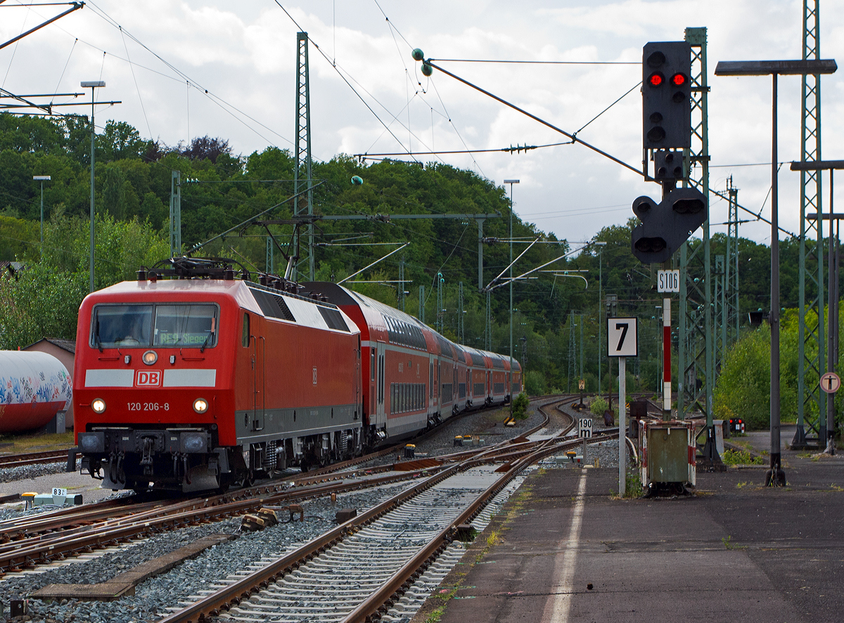 
Die 120 206-8 (ex 120 117-7) der DB Regio NRW mit 6 DoSto´s als RE 9 - Rhein Sieg Express (RSX) Aachen - Köln - Siegen am 11.05.2014 kurz vor der Einfahrt in den Bahnhofes Betzdorf/Sieg.
  
Die Lok wurde 1987 bei Krupp unter der Fabriknummer 5572 gebaut, die elektrische Ausrüstung ist von AEG, und als 120 117-7 an die DB geliefert. 2010 erfolgte der Umbau mit einem Nahverkehrspaket (Zugzielanzeiger, Zugabfertigungssystem, Server u. a.) in die heutige 91 80 6120 206-8 D-DB. 

Der große Vorteil der BR 120.2 liegt in den erhöhten fahrdynamischen Werten, dadurch kann ein Zug hier auf der Siegstrecke mit sechs Doppelstockwagen gebildet werden, statt wie mit einer 111er mit fünf Doppelstockwagen.
