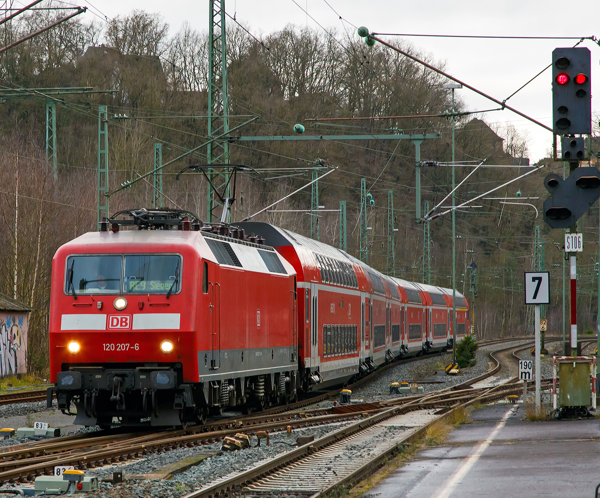 
Die 120 207-6 (91 80 6120 207-6 D-DB) der DB Regio NRW (ex DB 120 136-7) fährt am 10.01.2015 mit dem RE 9 - Rhein Sieg Express (RSX) Aachen - Köln - Siegen in den Bahnhofes Betzdorf/Sieg ein.
Neue Bildbearbeitung, bei Belichtungsmängel ist RAW einfach noch im Vorteil...