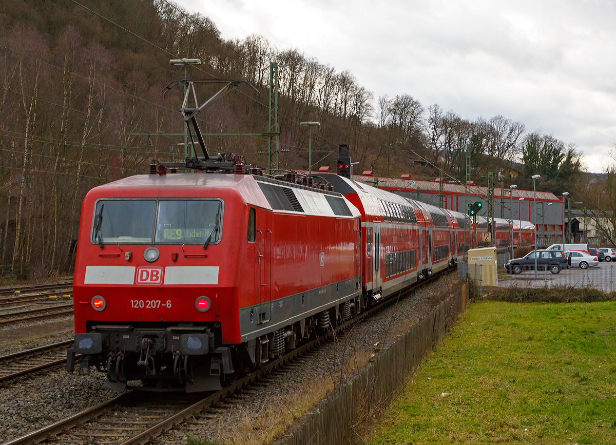 
Die 120 207-6 (91 80 6120 207-6 D-DB) der DB Regio NRW (ex DB 120 136-7) schiebt am 10.01.2015 den RE 9 - Rhein Sieg Express (RSX) Siegen - Kln - Aachen durch Niederschelderhtte in Richtung Betzdorf.