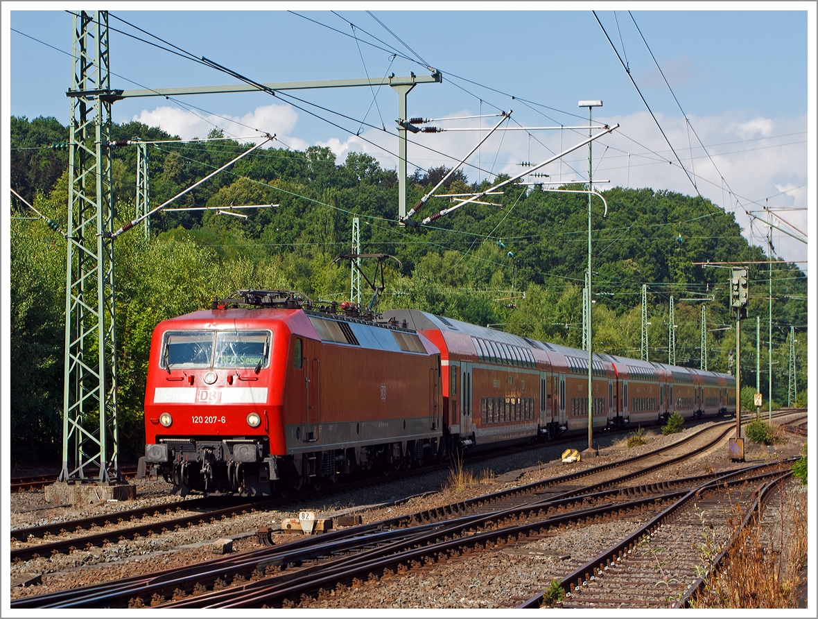 Die 120 207-6 (ex 120 136-7) mit 6 DoSto´s als RE 9 - Rhein Sieg Express (RSX) Aachen - Köln - Siegen am 20.08.2013 bei der Einfahrt in den Bahnhofes Betzdorf/Sieg.