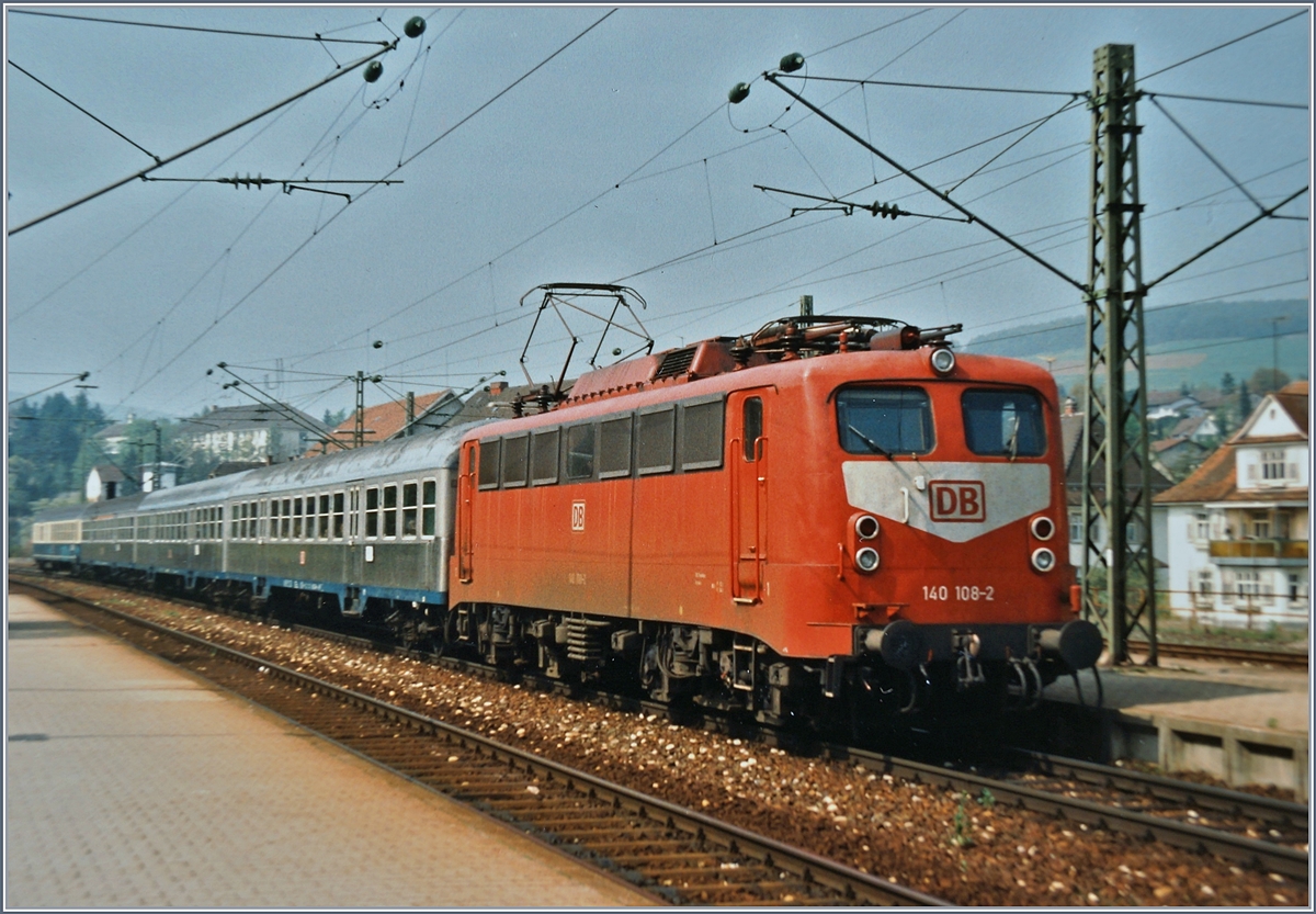 Die 140 108-2 mit einen Eilzug Konstanz - Offenburg beim Halt in Engen. 

29. April 1995