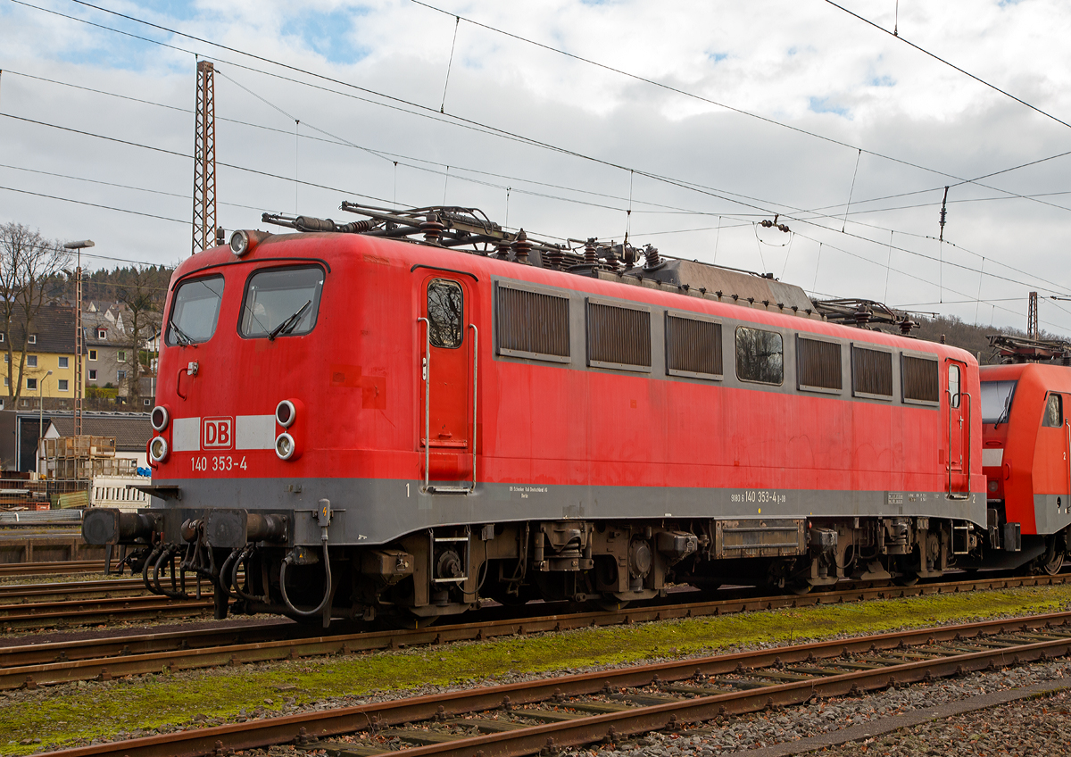 
Die 140 353-4 (91 80 6140 353-4 D-DB) der DB Schenker Rail Deutschland AG, ex DB E 40 353, ist am 24.12.2015 in Kreuztal abgestellt. 

Die E 40 wurde 1962 von Krupp unter der Fabriknummer 4285 gebaut, der elektrische Teil ist von AEG (Fabriknummer 7987). 