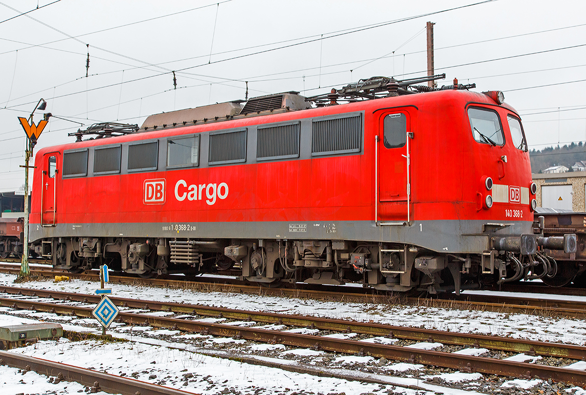 
Die 140 368-2 (91 80 6140 368-2 D-DB) der DB Schenker Rail Deutschland AG, ex DB E 40 368, ist am 25.01.2015 in Kreuztal im Abstellbereich abgestellt.

Die Lok wurde 1963 bei Krupp unter der Fabriknummer 4300 gebaut, der elektrische Teil von AEG unter der Fabriknummer 8002, und als E 40 368 an die DB (Deutsche Bundesbahn) geliefert, ab 01.01.1968 wurde sie dann als DB 140 368-2 bezeichnet.