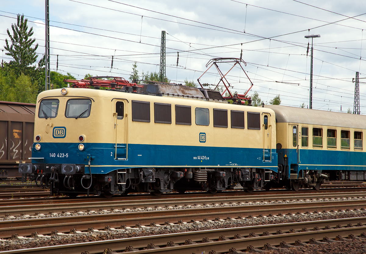 Die 140 423-5 (91 80 6140 423-5 D-DB) vom DB Museum, ex DB E 40 423, am 18.06.2017 mit Pendelzug in Koblenz-Lützel. Am 17. & 18.6.2017 fand das große Sommerfest vom DB Museum Koblenz statt.

Die E 40 wurde 1963 von Henschel in Kassel unter der Fabriknummer 30656 gebaut, der elektrische Teil ist von den Siemens-Schuckert-Werke (SSW), und als E 40 423 an die Deutsche Bundesbahn geliefert. Zum 01.01.1968 erfolgte die Umzeichnung in DB 140 423-5. Aus den aktiven Dienst schied sie 2011 aus und ging ins DB Museum Koblenz-Lützel. Dort wird die Lok in der ehemaligen Farbgebung türkis/beige erhalten und wird als Zugfahrzeug für Überführungen und Sonderzüge genutzt.

Die ab dem Jahr 1968 als Baureihe 140 geführten Loks sind technisch gesehen eine E 10.1 ohne elektrische Bremse, jedoch mit geänderter Übersetzung des Getriebes. Mit 879 Exemplaren ist die E 40 die meistgebaute Type des Einheitselektrolokprogramms der Deutschen Bundesbahn. Ihre zulässige Höchstgeschwindigkeit betrug am Anfang entsprechend ihrem vorgesehenen Einsatzgebiet im mittelschweren Güterzugdienst 100 km/h, diese wurde im Juni 1969 jedoch auf 110 km/h erhöht, um die Züge zu beschleunigen und die Loks auch besser im Personen-Berufsverkehr einsetzen zu können.

TECHNISCHE DATEN:
Spurweite: 1.435 mm (Normalspur)
Achsanordnung: Bo´Bo´
Länge über Puffer: 16.440 mm
Drehzapfenabstand: 7.900 mm
Achsstand in den Drehgestellen: 3.400 mm
Gesamtachsstand: 11.300 mm
Treibrad-Durchmesser: 1.250 mm
Dienstgewicht:  86,4t
Achslast: 21,5t
Zulässige Höchstgeschwindigkeit: 110 Km/h (Anfangs 100 km/h)
Stromsystem: Einphasen-Wechselstrom 15 000 V, 16 ²/³ Hz
Nennleistung: 3.700 kW (5.032 PS)
Zugkraft: 336 kN
Anzahl Fahrmotoren:  4
Fahrmotor-Typ: SSW WB 372
Antrieb: Gummiringfeder
Nennleistung Trafo: 4040 kVA
Anzahl Fahrstufen:  28