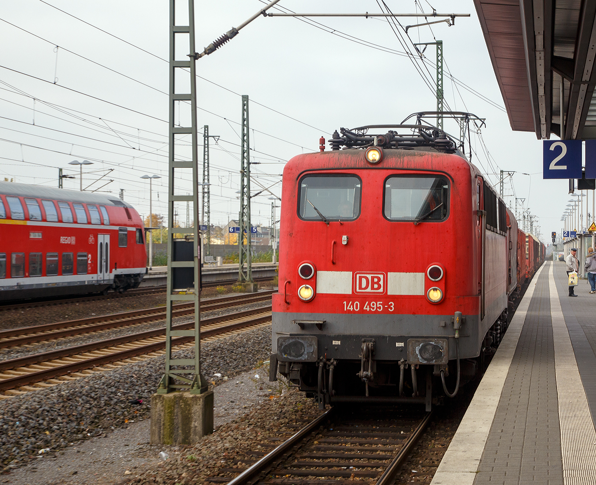 
Die 140 495-3 (91 80 6140 495-3 D-DB) der DB Schenker Rail Deutschland AG, ex DB E 40 495, fährt am 31.10.2015 mit einem gemischten Güterzug durch den Bahnhof Troisdorf in Richtung Siegburg. 

Die E 40 wurde 1964 von Krupp unter der Fabriknummer 4541 gebaut, der elektrische Teil ist von AEG (Fabriknummer 8196).