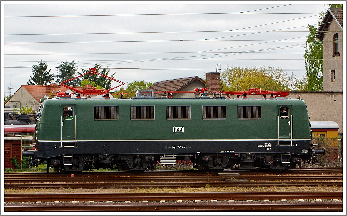 
Die 141 228-7, ex E 41 228, am 28.04.2013 beim Eisenbahnmuseum Darmstadt-Kranichstein, sie ist eine Dauerleihgabe der DB-Regio AG ans Museum.
Sie hat kompl. NVR-Nummer 91 80 6141 228-7 D-DME.

Die E 41 wurde Henschel 1962 unter der Fabriknummer 30431 gebaut, die elektrische Ausrüstung ist von BBC.