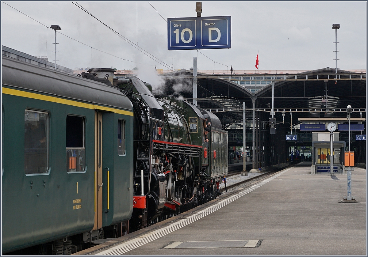Die 141 R 1244 des  Vereins Mikado 1244  erreicht ihr Ziel Luzern, wobei viele Reisende bereits im eigentlichen Zielbahnhof Luzern Verkehrshaus ausgestiegen sind um dort unter anderem die 01 202 zu bewundern. 
24. Juni 2018