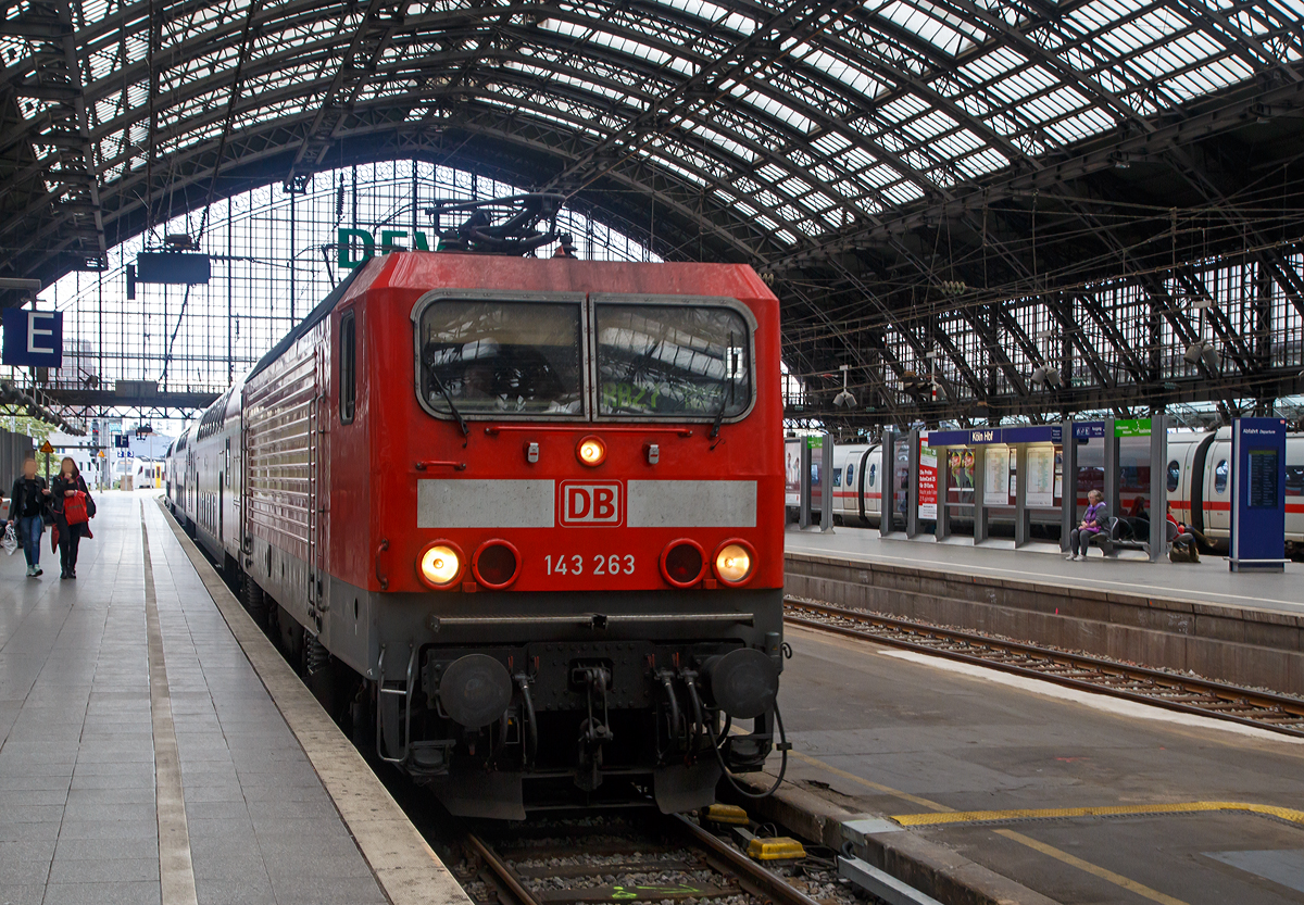 
Die 143 263-2 (91 80 6143 263-2 D-DB) der DB Regio, ex DR 243 263-1, fährt am 07.10.2015 mit dem RB 27  Rhein-Erft-Bahn  (Mönchengladbach - Köln . Koblenz) in den Hauptbahnhof Köln ein. 

Die Lok wurde 1987 von LEW (VEB Lokomotivbau Elektrotechnische Werke Hans Beimler) in Hennigsdorf unter der Fabriknummer 20146 gebaut und als 243 263-1 an die Deutsche Reichsbahn (DR) geliefert, 1992 erfolgte die Umzeichnung in DR 143 263-2 und 1994 in DB 143 263-2.