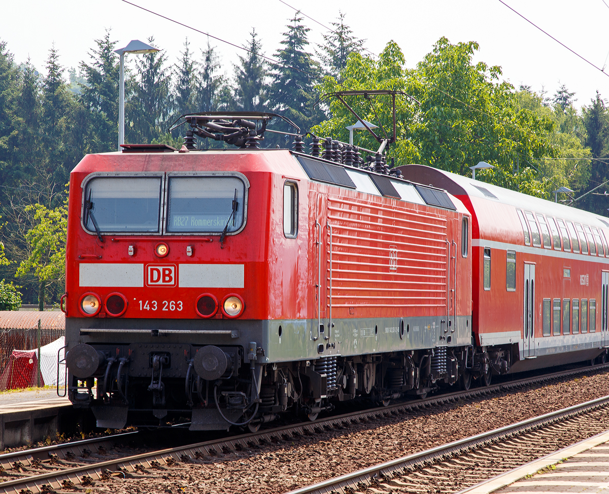 
Die 143 263-2 (91 80 6143 263-2 D-DB) der DB Regio, ex DR 243 263-1, fährt am 03.07.2015 mit dem RB 27  Rhein-Erft-Bahn  (Koblenz - Köln -  Rommerskirchen) in den Bf Leubsdorf ein.

Die Lok wurde 1987 von LEW (VEB Lokomotivbau Elektrotechnische Werke Hans Beimler) in Hennigsdorf unter der Fabriknummer 20146 gebaut und als 243 263-1 an die Deutsche Reichsbahn (DR) geliefert, 1992 erfolgte die Umzeichnung in DR 143 263-2 und 1994 in DB 143 263-2. 