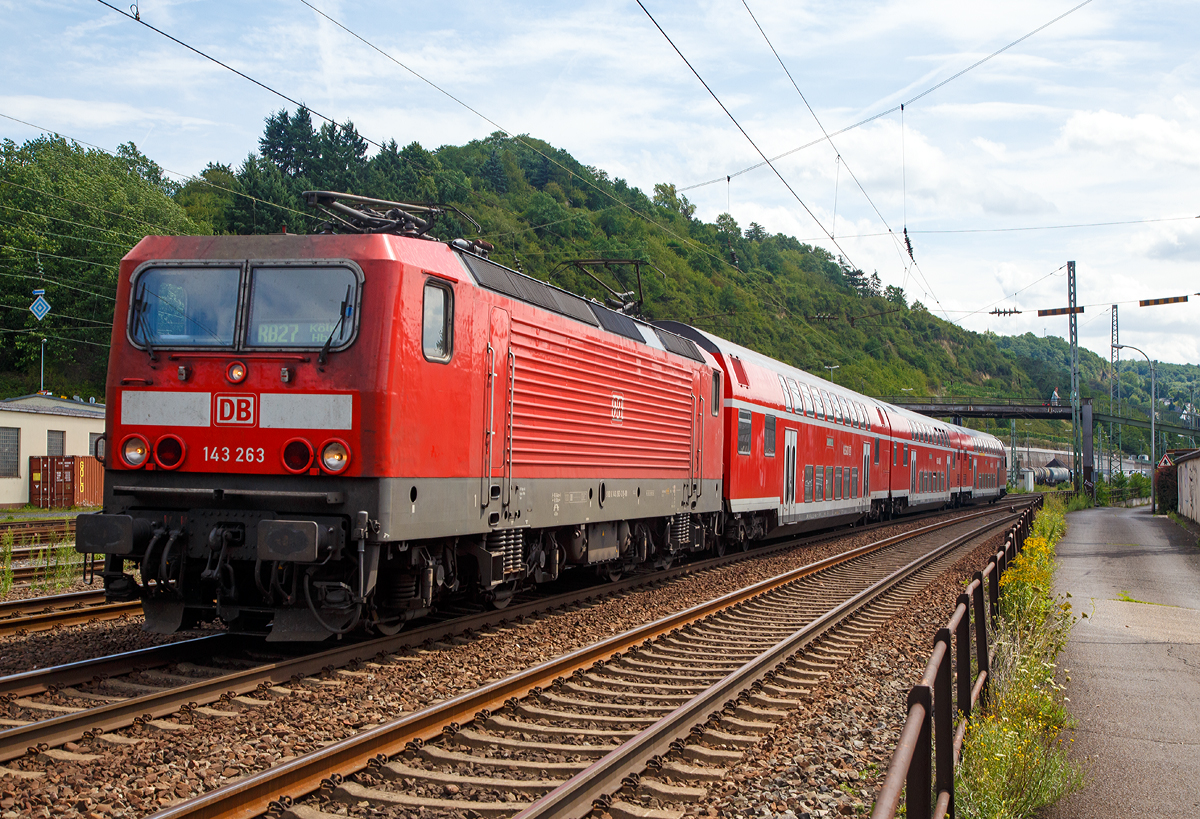
Die 143 263 (91 80 6143 263-2 D-DB), ex DR 243 263-1) der DB Regio fährt am 30.07.2017, mit der RB 27  Rhein-Erft-Bahn , von Linz/Rhein nach Köln Hbf.