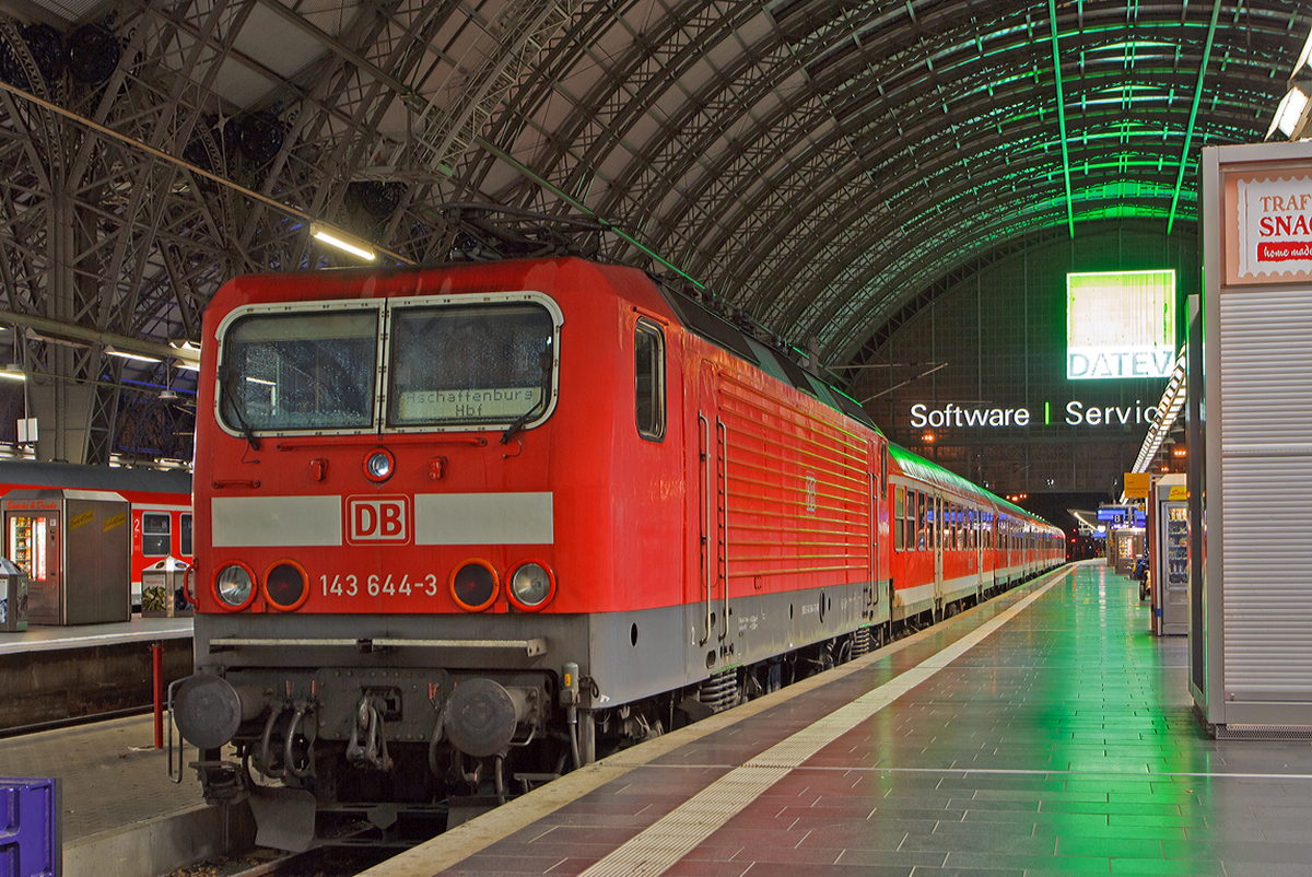 
Die 143 644-3 (ex DR 243 644-2) der DB Regio ist mit einem Nahverkehrszug (n-Wagen, ex Silberlinge) am 29.12.2013 (1:47 Uhr) im Hauptbahnhof Frankfurt am Main abgestellt.

Die Lok wurde 1990 bei LEW unter der Fabriknummer  20466 gebaut und als DR 243 644-2 an die Deutsche Reichsbahn geliefert, 1992 erfolgte die Umzeichnung in DR 143 644-3 und 1994 in DB 143 644-3. Sie trgt die NVR-Nummer  91 80 6143 644-3 D-DB und die EBA-Nummer  EBA 95O02A 198.    