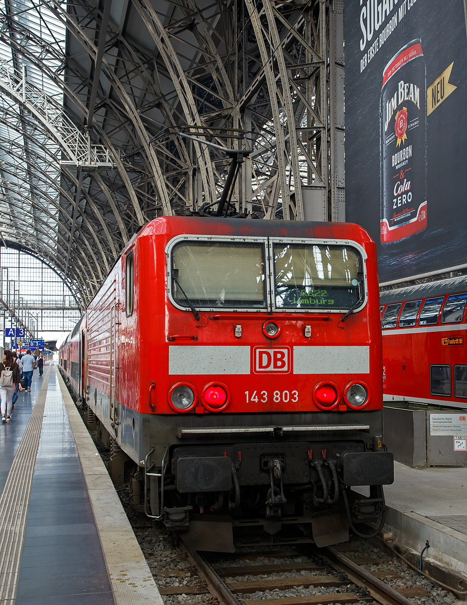 Die 143 803 (91 80 6143 803-5 D-DB) der DB Regio, ex DR 243 803-4 steht am 18.05.2018 mit dem RB 22 „Main-Lahn-Bahn“ nach Limburg an der Lahn im Hbf Frankfurt am Main zu Abfahrt bereit.

Die Lok wurde 1988 von LEW (VEB Lokomotivbau Elektrotechnische Werke „Hans Beimler“ Hennigsdorf, ab 1992 wieder AEG) unter der Fabriknummer 20197 gebaut und als 243 803-4 an die DR - Deutsche Reichsbahn ausgeliefert. Zum 01.01.92 erfolgte die Umzeichnung in DR 143 803-5 und mit dem Zusammenschluss beider Deutscher Bahnen zum 01.01.94 wurde sie zur DB 143 803-5.