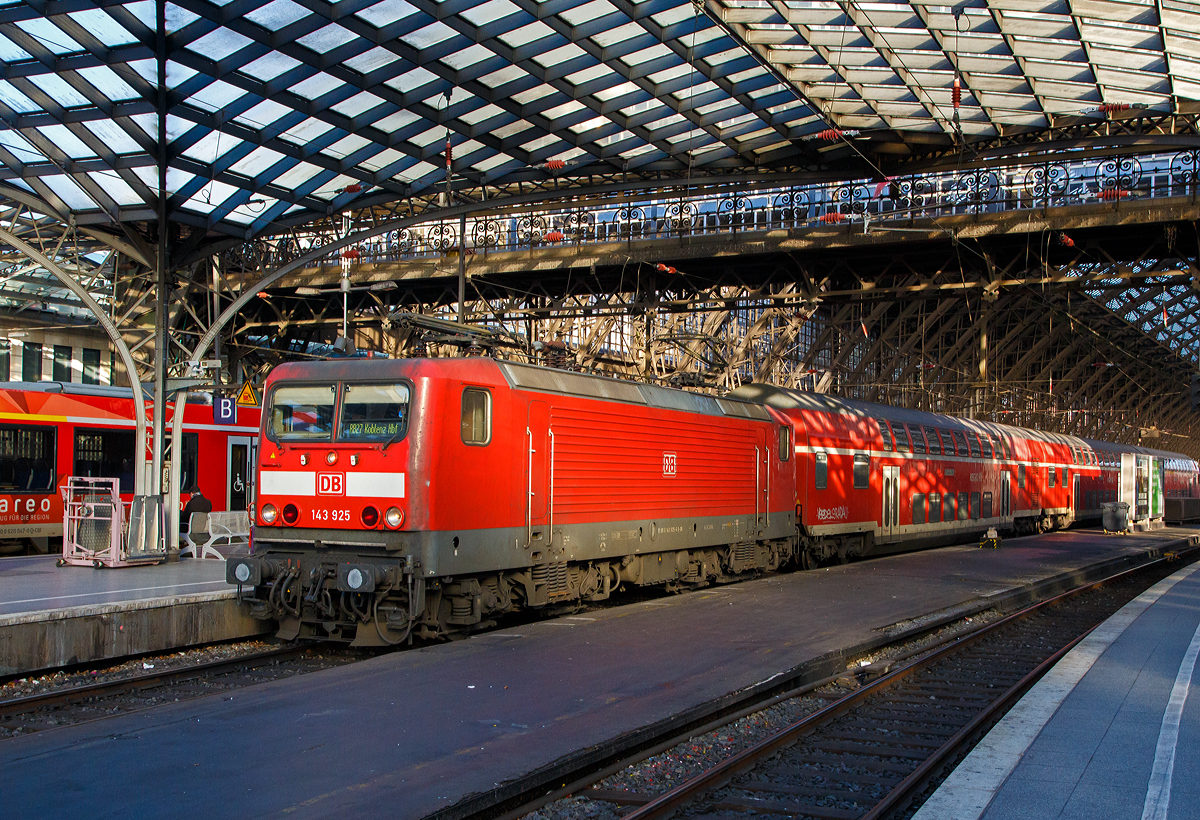 
Die 143 925-6 (91 80 6143 925-6 D-DB) der DB Regio NRW mit dem RB 27  Rhein-Erft-Bahn  nach Koblenz, fährt am 19.03.2019 in den Hauptbahnhof Köln ein.

Die Lok wurde, kurz vor dem Mauerfall, 1989 bei LEW (VEB Lokomotivbau Elektrotechnische Werke Hans Beimler Hennigsdorf) unter der Fabriknummer 20375 gebaut und als DR 243 925-5 an die Deutsche Reichsbahn geliefert, 1992 erfolgte die Umzeichnung in DR 143 925-6 und zum 01.01.1994 in DB 143 925-6.
