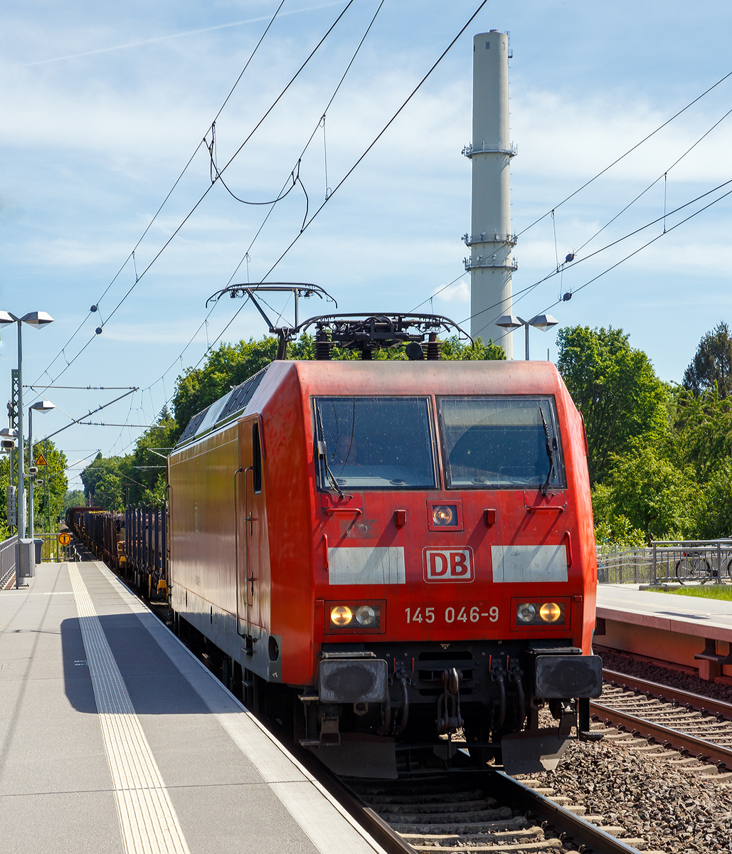 
Die 145 046-9 (91 80 6145 046-9 D-DB) der DB Cargo Deutschland AG fährt am 01.06.2019 mit einem gemischtem Güterzug durch den Bahnhof Bonn UN Campus (in Bonn-Gronau) in Richtung Norden.

Die TRAXX F140 AC wurde 1999 von ADtranz (ABB Daimler-Benz Transportation GmbH) in Kassel unter der Fabriknummer 33364 gebaut.