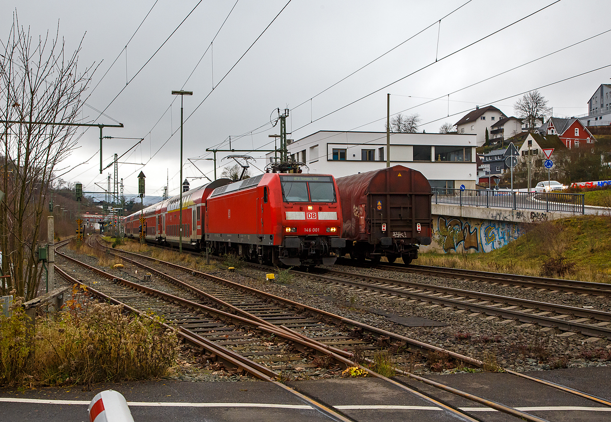 Die 146 001-3 (91 80 6146 001-3 D-DB) der DB Regio NRW fährt am 04.12.2021, mit dem RE 9 (rsx - Rhein-Sieg-Express) Aachen - Köln – Siegen, durch Niderschelden in Richtung Siegen. Während in Gegenrichtung gerade die 151 045-2 mit einem Coilzug fährt. 

Die TRAXX P160 AC1 (Br 146.0) wurde 2001 von ABB Daimler-Benz Transportation GmbH in Kassel unter der Fabriknummer 33813 gebaut.