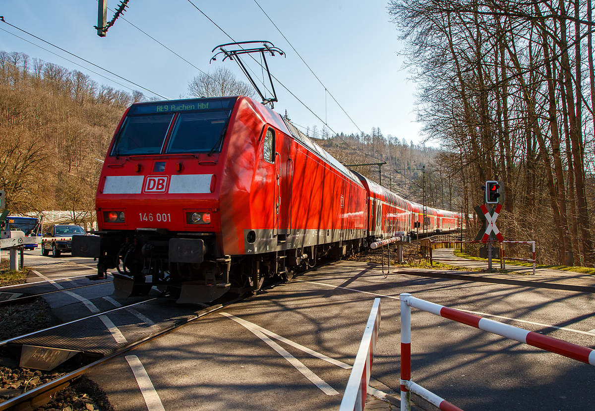 Die 146 001-3 (91 80 6146 001-3 D-DB) der DB Regio NRW schiebt am 11.03.2022 den RE 9 - Rhein Sieg Express (RSX) Siegen - Köln – Aachen am 11.03.2022 vom Bahnhof Kirchen (Sieg) weiter in Richtung Köln, nächster Halt ist Betzdorf (Sieg).