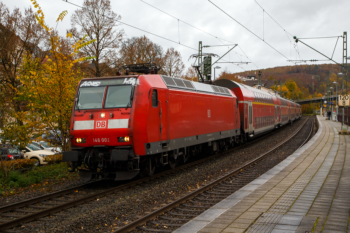 Die 146 002-1 (91 80 6146 002-1 D-DB) der DB Regio NRW verlässt am 02.11.2021, mit dem RE 9 (rsx - Rhein-Sieg-Express) Siegen - Köln – Aachen, den Bahnhof Kirchen/Sieg. Ungewöhnlich heute mal in dieser Richtung als Zug- und nicht als Schublok. Normalerweise wir der RE 9 in der Zugkonfiguration/ Zugbildung andersherum  gefahren.

Die TRAXX P160 AC1 wurde 2001 von ABB Daimler-Benz Transportation GmbH in Kassel unter der Fabriknummer 33809 gebaut.