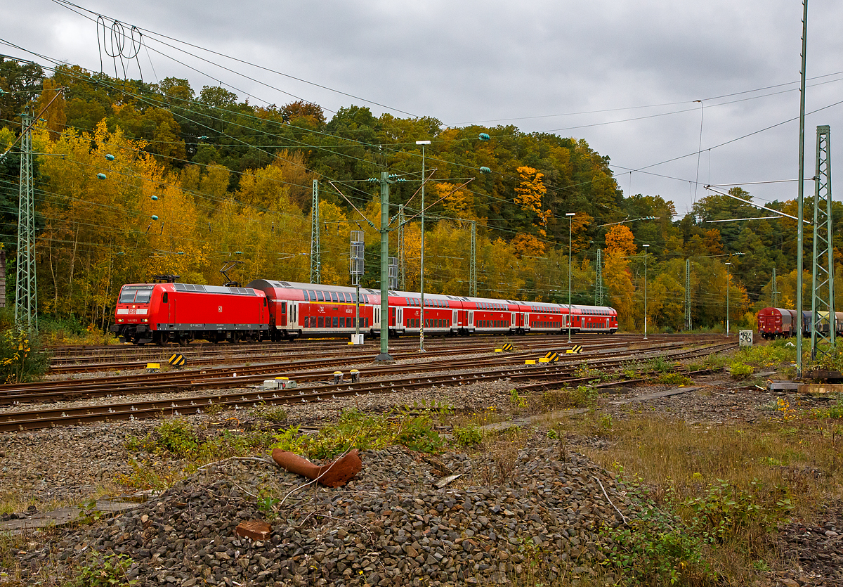 Die 146 003-9 (91 80 6146 003-9 D-DB) der DB Regio erreicht am 22.10.2021 mit dem RE 9 rsx - Rhein-Sieg-Express (Aachen - Köln - Siegen) den Bahnhof Betzdorf (Sieg).