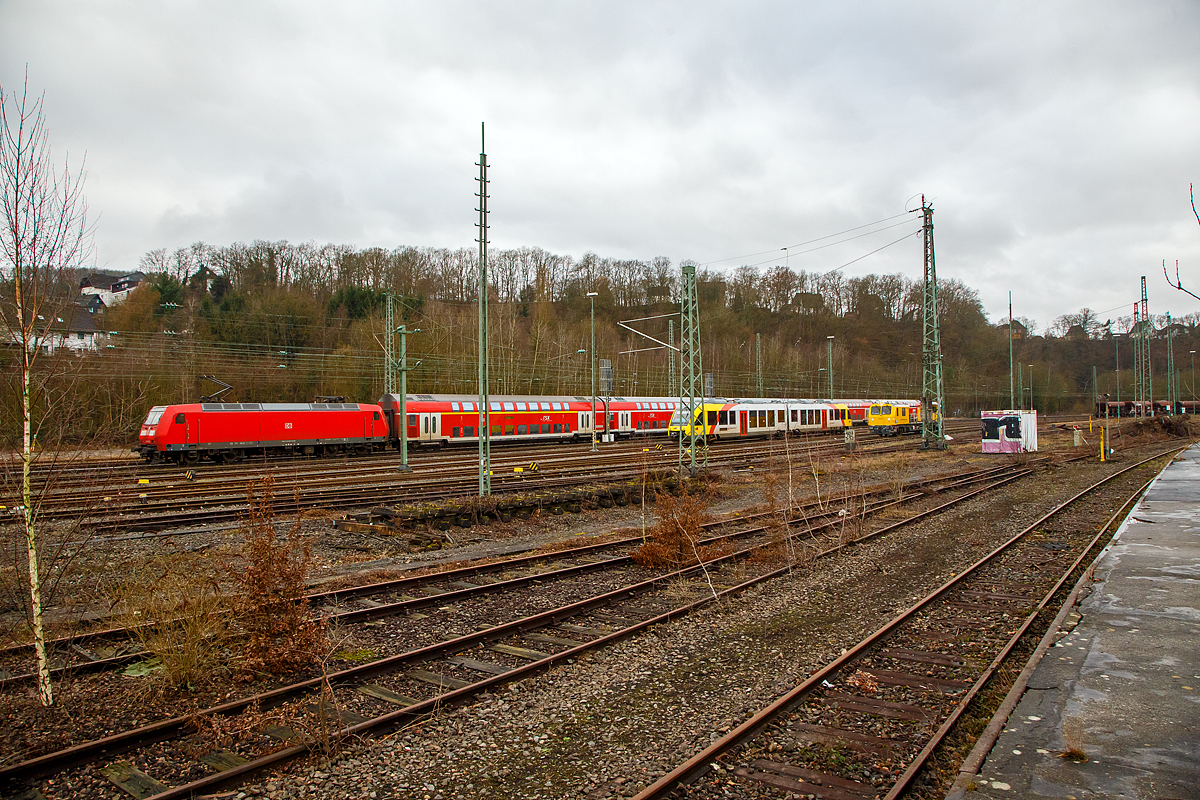 Die 146 003-9 (91 80 6146 003-9 D-DB) der DB Regio verlsst am 18.01.2022 mit dem RE 9 rsx - Rhein-Sieg-Express (Siegen - Kln - Aachen) den Bahnhof Betzdorf (Sieg).

Rechts im Rbf steht das GAF (Gleisarbeitsfahrzeug) 746 014 (99 80 9110 014-4 D-DB) der DB Netz AG (Netz Instandhaltung, ein neues Plasser & Theurer GAF auf Basis der MISS-Plattform. Sowie ein Lint 41 der HLB.