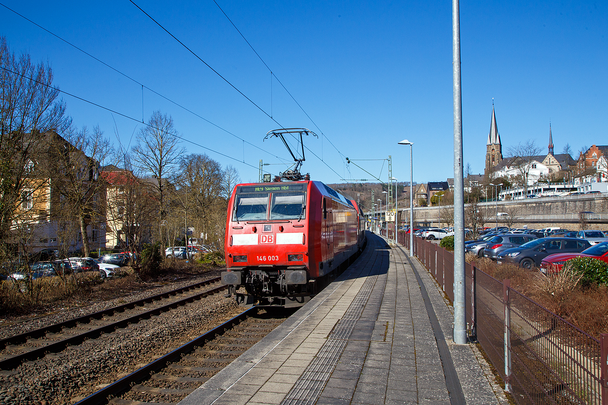Die 146 003-9 (91 80 6146 003-9 D-DB) der DB Regio schiebt den RE 9 rsx - Rhein-Sieg-Express (Aachen – Köln – Siegen) am 18.03.2022 in den Bahnhof Kirchen (Sieg).

Die TRAXX P160 AC1 wurde 2001 von ABB Daimler-Benz Transportation GmbH in Kassel unter der Fabriknummer 33810 gebaut.