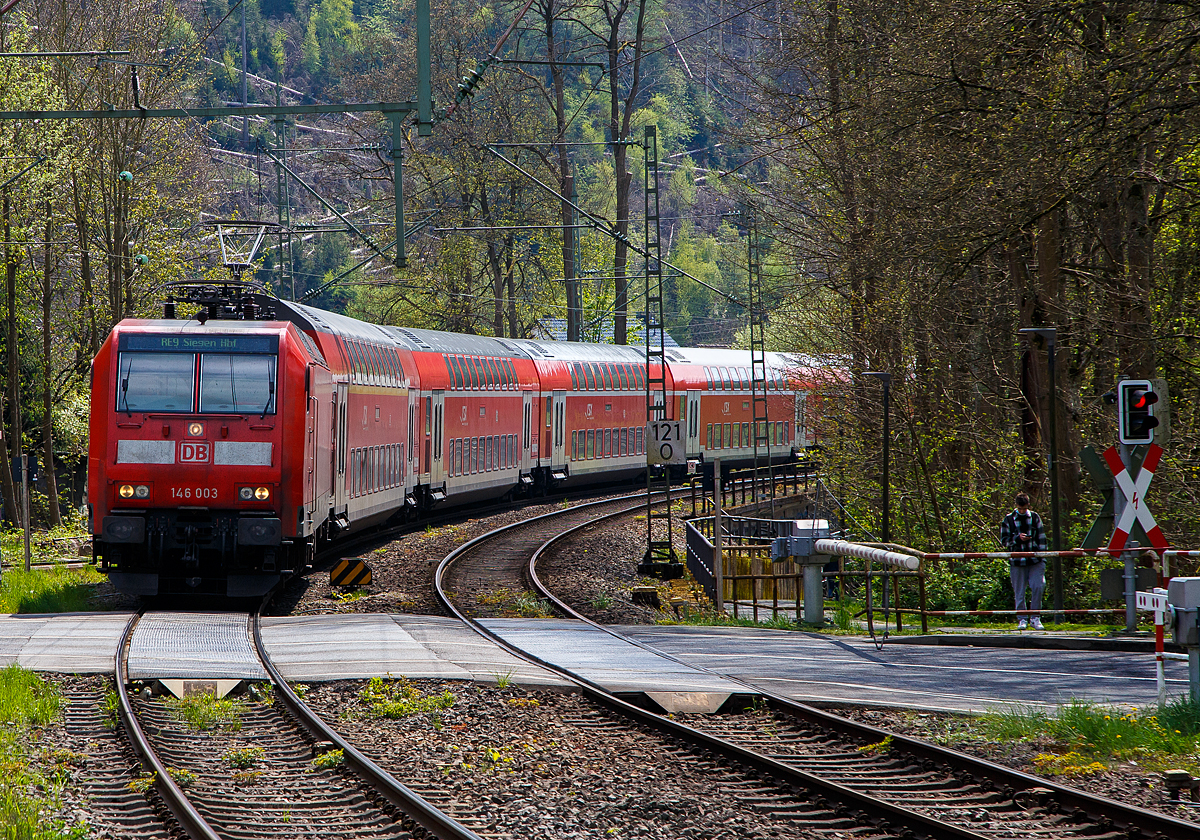 Die 146 003-9 (91 80 6146 003-9 D-DB) der DB Regio erreicht mit dem RE 9 rsx - Rhein-Sieg-Express (Aachen – Köln – Siegen) am 27.04.2022 den Bahnhof Kirchen (Sieg).

Die TRAXX P160 AC1 wurde 2001 von ABB Daimler-Benz Transportation GmbH in Kassel unter der Fabriknummer 33810 gebaut.

