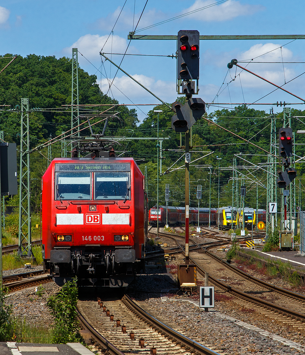 Die 146 003-9 (91 80 6146 003-9 D-DB) der DB Regio erreicht mit dem RE 9 - Rhein-Sieg-Express (RSX) Aachen – Köln – Siegen am 02.06.2022 den Bahnhof Betzdorf (Sieg). Während hinten die 146 006-2 (91 80 6146 006-2 D-DB) den RE 9 in Gegenrichtung schiebt. Rechts im Abstellbereich stehen zwei LINT 41 der HLB.