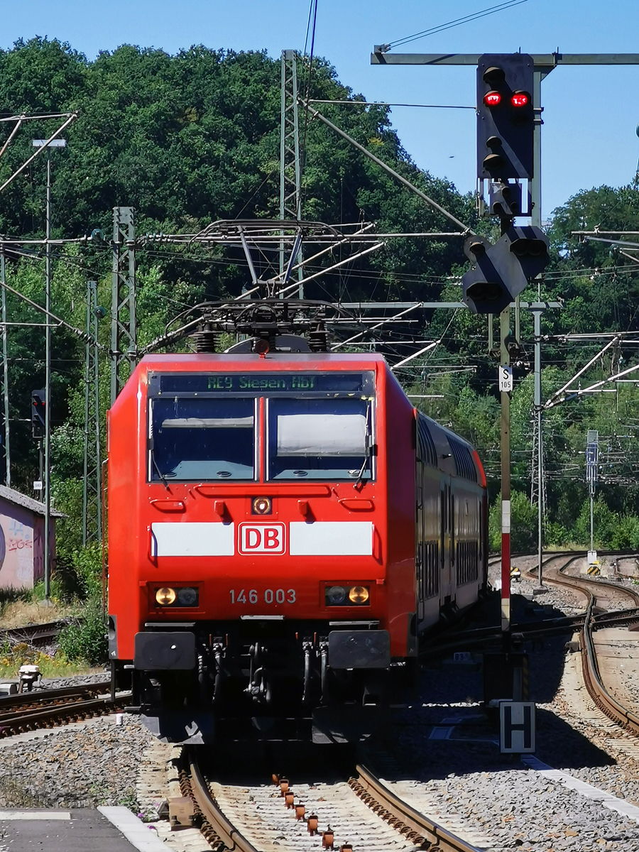 
Die 146 003 (91 80 6146 003-9 D-DB) der DB Regio NRW, mit dem RE 9 (rsx - Rhein-Sieg-Express) Aachen - Köln - Siegen, erreicht am 31.07.2020 Betzdorf (Sieg). 
Bild mit Smartphone.
