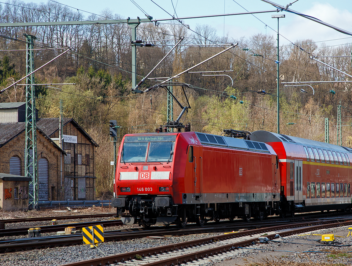 Die 146 003 (91 80 6146 003-9 D-DB) der DB Regio NRW schiebt am 02.04.2021, den RE 9 (rsx - Rhein-Sieg-Express) Siegen - Köln - Aachen, von Betzdorf (Sieg) weiter in Richtung Köln.