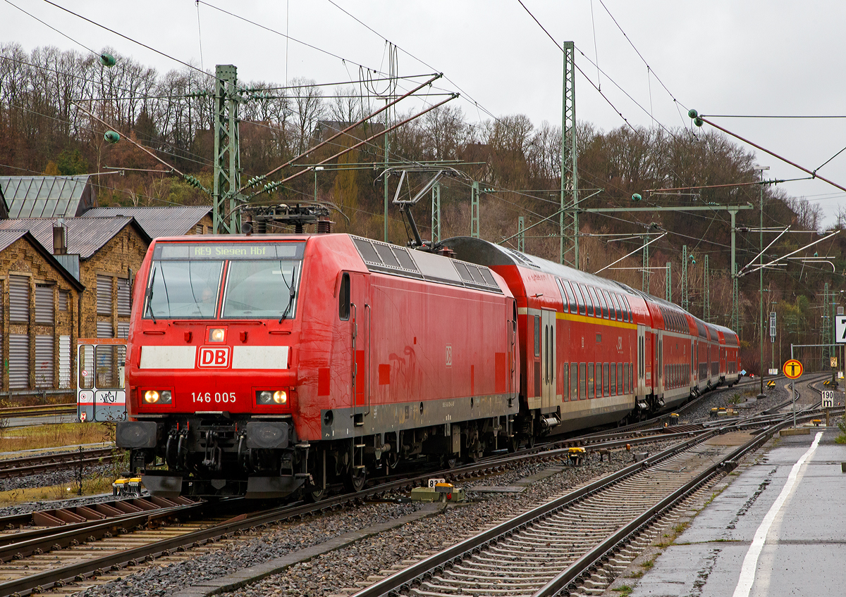 
Die 146 005-4 (91 80 6146 005-4 D-DB) der DB Regio NRW erreicht am 16.03.2019, mit dem RE 9 (rsx - Rhein-Sieg-Express) Aachen - Köln - Siegen, den Bahnhof Betzdorf/Sieg. 