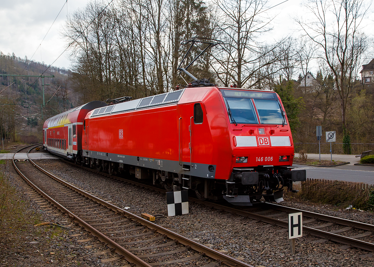 Die 146 006-2 (91 80 6146 006-2 D-DB) der DB Regio NRW verlässt am 20.04.2021als Schublok, mit dem RE 9 (rsx - Rhein-Sieg-Express) Siegen - Köln – Aachen, den Bahnhof Kirchen/Sieg.

Die TRAXX P160 AC1 wurde 2001 von ABB Daimler-Benz Transportation GmbH in Kassel unter der Fabriknummer 33813 gebaut.
