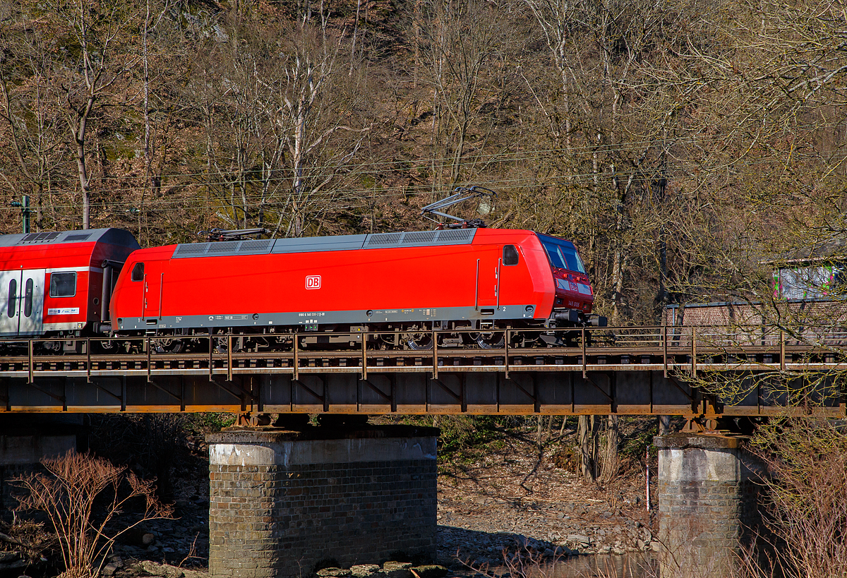 Die 146 006-2 (91 80 6146 006-2 D-DB) der DB Regio NRW, als Schublok des RE 9 - Rhein Sieg Express (RSX) Siegen - Köln – Aachen, am 26.02.2022 in  Scheuerfeld (Sieg) auf der Siegbrücke. 

Die TRAXX P160 AC1 wurde 2001 von ABB Daimler-Benz Transportation GmbH in Kassel unter der Fabriknummer 33813 gebaut
