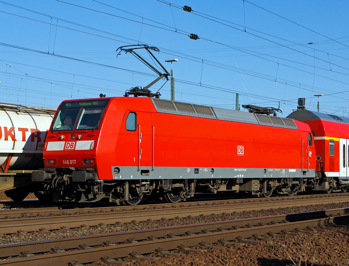 
Die 146 017-9 schiebt am 09.03.2014 den RE 5  Rhein-Express  (Emmerich - Duisburg - Düsseldorf - Köln - Koblenz Hbf) bei Koblenz-Lützel Steuerwagen voraus in Richtung Koblenz Hbf.  

Die TRAXX P160 AC1 wurde 2002 bei ADtranz (heute Bombardier) in Kassel unter der Fabriknummer 33884 gebaut und an die DB Regio NRW geliefert. Sie trägt die NVR-Nummer 91 80 6 146 017-9 D-DB und die EBA-Nummer EBA 99M10A 017.