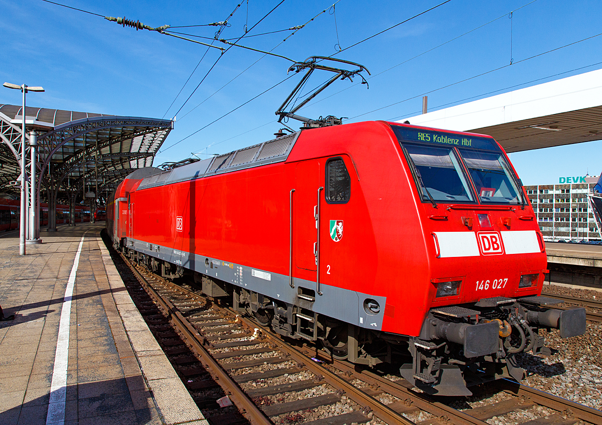 
Die 146 027-8 der DB Regio NRW schiebt am 08.03.2015 den RE 5  Rhein-Express  Emmerich - Oberhausen - Düsseldorf Flughafen - Köln - Koblenz) in den Hbf Köln.