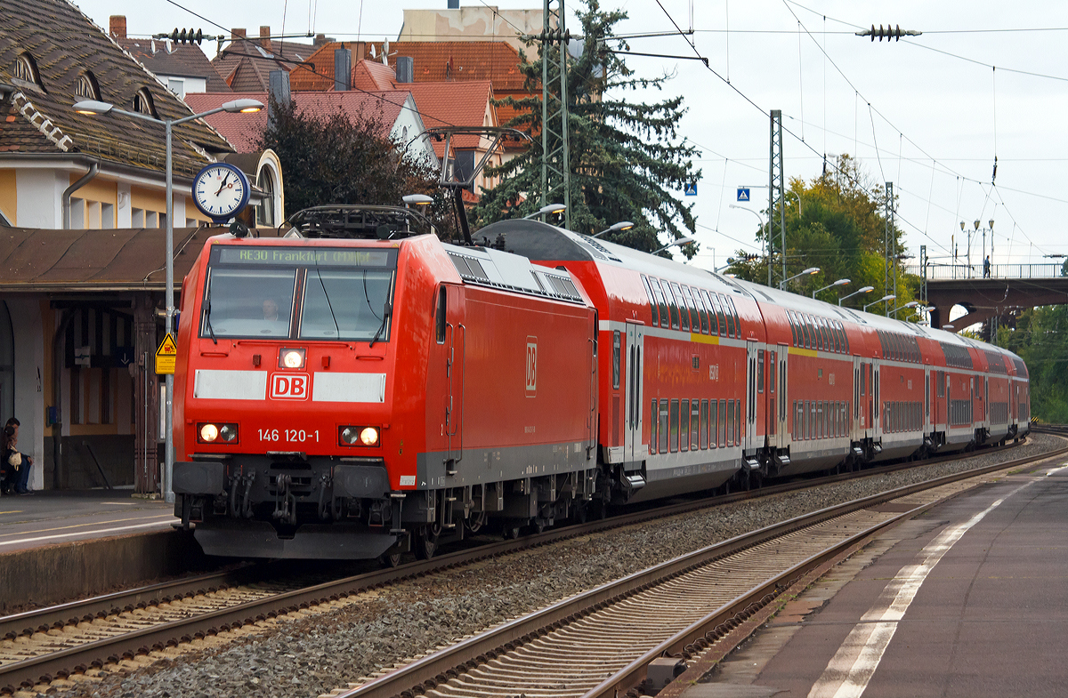 Die 146 120-1 mit 6 Dosto´s fährt am 25.08.2014, als RE 30  Main-Weser-Express  (Kassel Hbf - Gießen - Frankfurt/Main Hbf), in den Bahnhof Treysa ein.  

Die TRAXX P160 AC1 wurde 2004 bei Bombardier in Kassel unter der Fabriknummer 34019 gebaut. Sie hat NVR-Nummer 91 80 6146 120-1 D-DB und die EBA-Nummer  EBA 99A22E 030.

Die Type TRAXX P160 AC1 (2. Bauserie) wurde in den Jahren 2003 bis 2005 ausgeliefert. Diese Loks sind eine technische Variante der Baureihe 185, wobei diese aber nur für den Einsatz unter 15 kV 16,7 Hz vorgesehen sind. Daher hat DB Regio diese Loks als Baureihe 146.1 eingeordnet. Sie haben eine wesentlich höhere Nennleistung als die ursprüngliche BR 146.0 (bei diesen wurde 2010 ein leistungssteigernder Umbau durchgeführt).

Technische Daten:
Spurweite: 1.435 mm
Achsanordnung: Bo`Bo`
Länge über Puffer: 18.900 mm
Dienstgewicht: 84 t 
Radsatzlast: 21 t
Nennleistung (Dauerleistung):  5.600 kW (7.600 PS)
Anfahrzugkraft: 300 kN
Antrieb: Hohlwellenantrieb
Höchstgeschwindigkeit: 160 km/h
Fahrdrahtspannung: 15 kV 16,7 Hz 