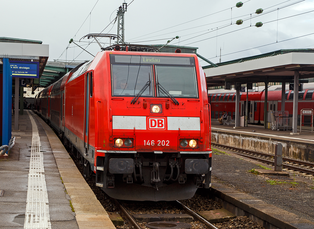 Die 146 202-7 (91 80 6146 202-7 D-DB) der DB Regio steht am 12.09.2017, mit einem RE nach Lindau, im Hbf Stuttgart zur Abfahrt bereit.

Die „TRAXX P160 AC2“ wurde 2005 von Bombardier Transportation GmbH in Kassel unter der Fabriknummer  34027 gebaut.