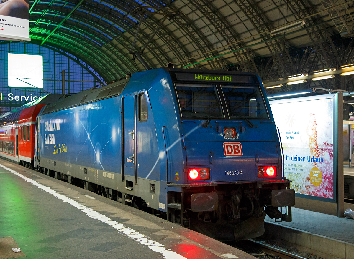 
Die 146 246-4  Bahnland Bayern  (91 80 6146 246-4 D-DB) der DB Regio Bayern, steht am 27.12.2015 im Hbf Frankfurt am Main mit dem RE 4603 nach Würzburg Hbf bereit. 

Die TRAXX P160 AC2  wurde 2006 von Bombardier in Kassel unter der Fabriknummer 34072 gebaut. Die Ganzreklame  Bahnland Bayern  bekam sie im September 2014, eine Kooperation zwischen der Bayerischen Eisenbahngesellschaft und der DB (in Zusammenarbeit mit Roco). 
Durch die Reklame bekam die Lok auch den Spitznamen  Traxxl  .