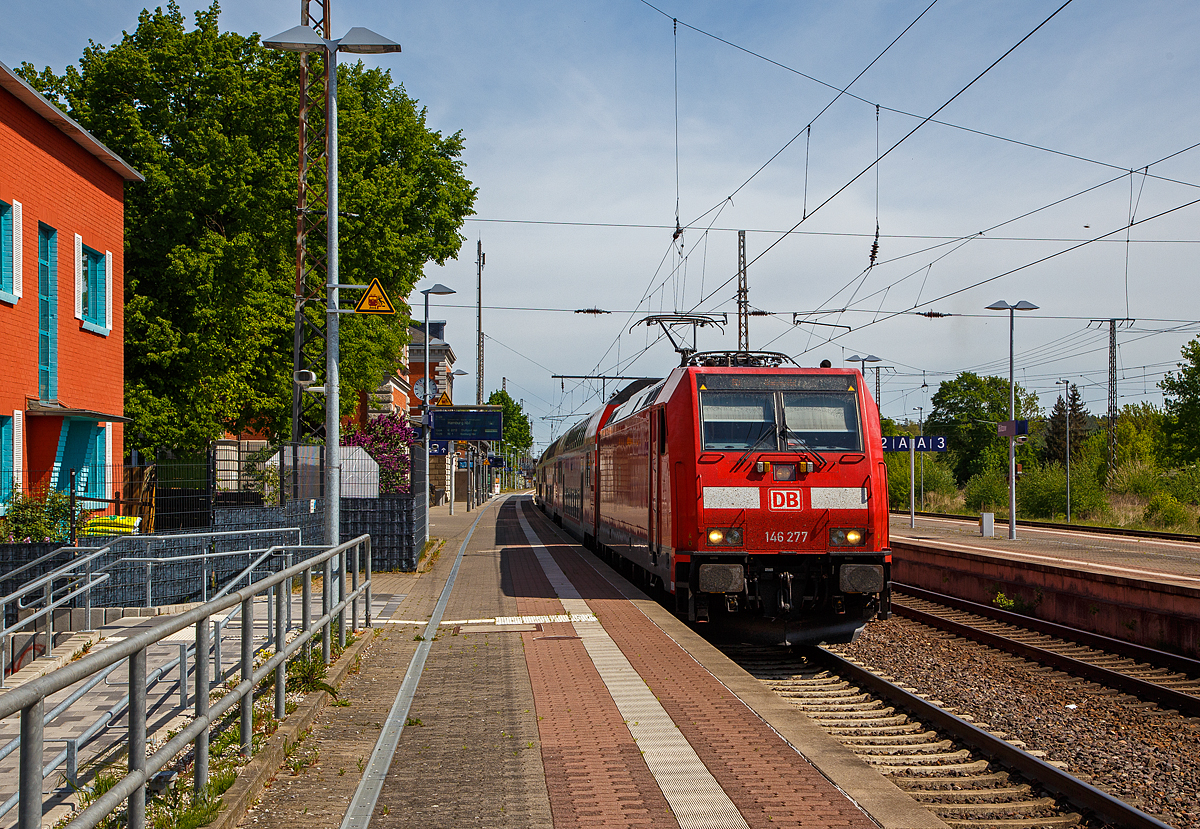 Die 146 277 (91 80 6146 277-9 D-DB) der DB Regio Nordost verlässt am 16.05.2022 mit dem RE 1 „Hanse-Express“ (Rostock – Schwerin – Hamburg) den Bahnhof Bützow.

Die Die TRAXX P160 AC2 wurde 2015 von Bombardier Transportation GmbH in Kassel unter der Fabriknummer  KAS 35087 gebaut.