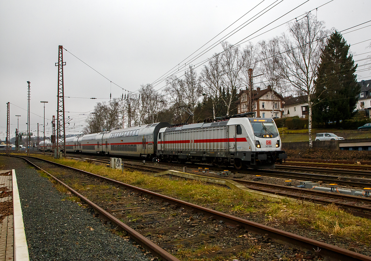 Die 147 564-9 (91 80 6147 564-9 D-DB – IC 4888) der DB Fernverkehr AG fährt am 11.01.2022, mit dem IC 2227 / RE 34 (Hamm Hbf - Siegen Hbf – Frankfurt a. M. Hbf) durch Kreuztal in Richtung Siegen.

Zwischen Dillenburg und Iserlohn-Letmathe wird der Zug auch als RE 34 (Umlauf 52320) geführt und hat die Freigabe für alle Nahverkehr Tickets auf diesem Streckenabschnitt.

Die TRAXX P160 AC3 wurde 2017 von Bombardier in Kassel gebaut und an die DB Fernverkehr AG geliefert. Sie hat die Zulassungen für Deutschland und die Schweiz, nach meiner Sichtung ist CH nicht mehr durchgestrichen. Wegen der Zulassung für die Schweiz hat sie auch vier Stromabnehmer, die Schweizer Wippen sind 500 mm schmaler als die Wippen fürs DB Netz.