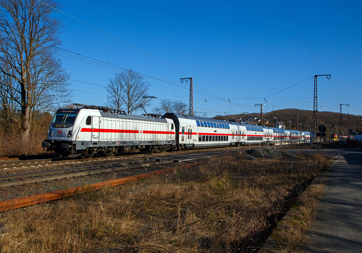 Die 147 566-4 (91 80 6147 566-4 D-DB – IC 4891) der DB Fernverkehr AG fhrt am 07.03.2022, mit dem IC 2228 / RE 34 (Frankfurt/Main - Siegen – Hamm/Westf.) durch Rudersdorf (Kr. Siegen) in Richtung Siegen.

Zwischen Dillenburg und Iserlohn-Letmathe wird der Zug auch als RE 34 (Umlauf 52320) gefhrt und hat die Freigabe fr alle Nahverkehr Tickets auf diesem Streckenabschnitt.

Die TRAXX P160 AC3 wurde 2018 von Bombardier in Kassel gebaut und an die DB Fernverkehr AG geliefert. Sie hat die Zulassungen fr Deutschland. Fr die Schweiz ist/war die Zulassung auch vorgesehen, daher hat sie auch vier Stromabnehmer, doch wurde noch keine Zulassung fr die Schweiz vom Hersteller erlangt.