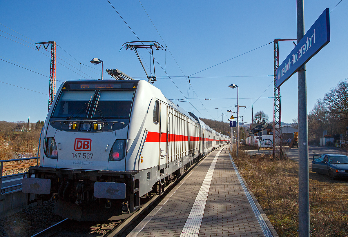 Die 147 567 (91 80 6147 567-2 D-DB - IC 4893) der DB Fernverkehr AG schiebt den IC 2229 / RE 34 (Dortmund  - Siegen – Frankfurt/Main) durch Wilnsdorf- Rudersdorf (Kr. Siegen) in Richtung Frankfurt. Zwischen Iserlohn-Letmathe und Dillenburg und wird der Zug auch als RE 34 geführt und hat die Freigabe für alle Nahverkehr Tickets auf diesem Streckenabschnitt.

Die TRAXX P160 AC3 wurde 2018 von Bombardier in Kassel gebaut und an die DB Fernverkehr AG geliefert. Sie hat die Zulassungen für Deutschland. Für die Schweiz ist die Zulassung auch vorgesehen, daher hat sie auch vier Stromabnehmer, doch wurde noch keine Zulassung durch die Schweiz vom Hersteller erlangt.