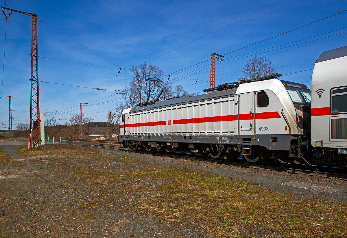 Die 147 576 (91 80 6147 576-3 D-DB – IC 4903) der DB Fernverkehr AG fährt am 11.04.2022 als Schublok mit dem IC 2229 / RE 34 (Dortmund Hbf - Siegen Hbf – Frankfurt a. Main Hbf) durch den Hp Rudersdorf (Kr. Siegen) in Richtung Frankfurt.

Die TRAXX P160 AC3 wurde 2020 von Bombardier in Kassel gebaut und an die DB Fernverkehr AG geliefert. Sie hat die Zulassungen für Deutschland. Für die Schweiz ist die Zulassung auch vorgesehen, daher hat sie auch vier Stromabnehmer, doch wurde noch keine Zulassung durch die Schweiz vom Hersteller nicht erlangt.
