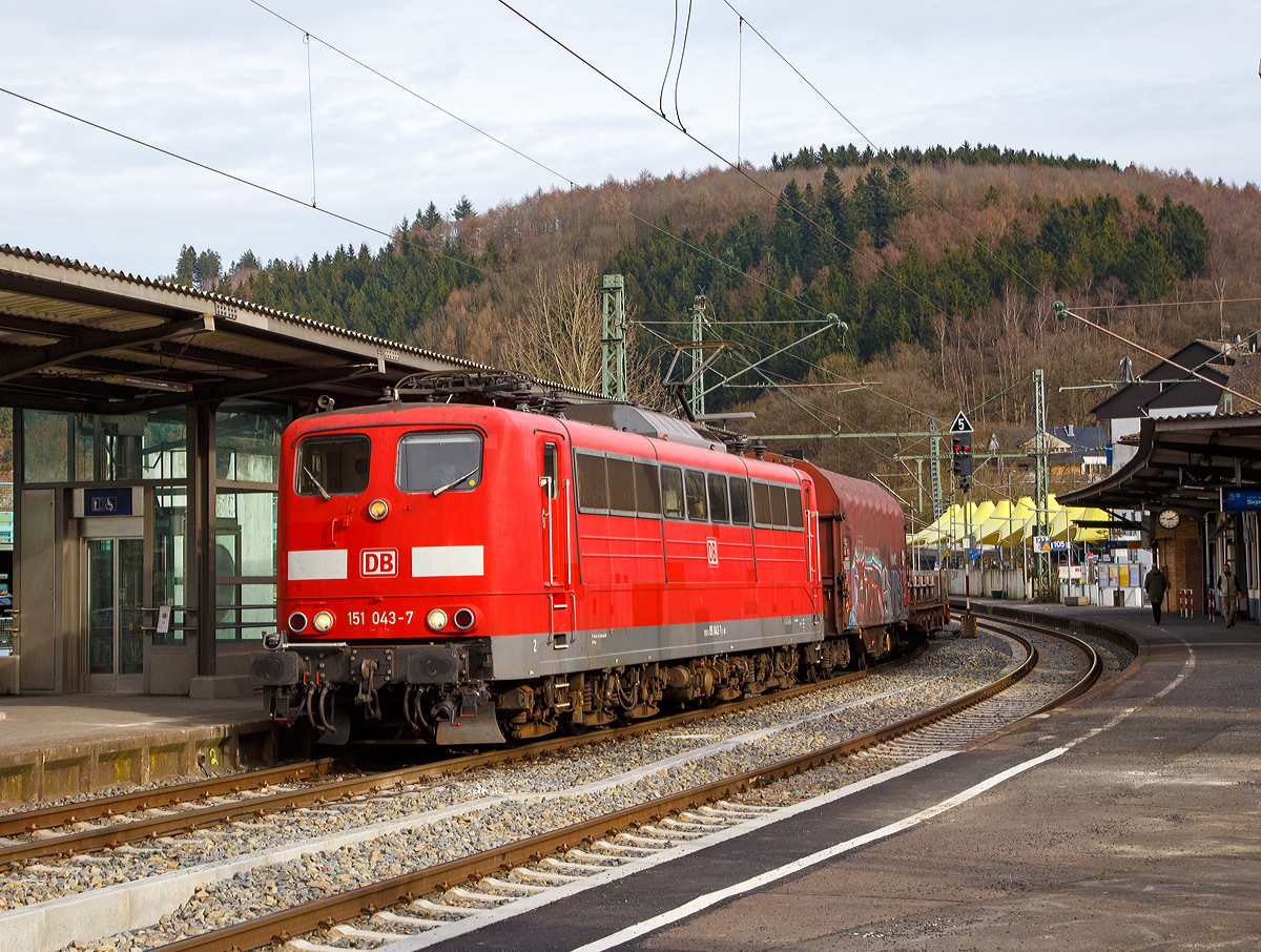 
Die 151 043-7  (91 80 6151 043-7 D-DB) der DB Cargo Deutschland AG fährt am 25.02.2017 mit einem gemischtem Güterzug durch den Bahnhof Betzdorf (Sieg) in Richtung Köln.

Die Lok wurde 1974 von Krauss-Maffei in München unter der Fabriknummer 19662 gebaut.
