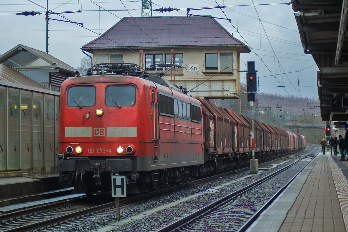 Die 151 073-4 am Freitag, den 05.01.2017 vor einem Coil-Güterzug in Richtung Kreuztal Gbf. Die Lok wurde unter der Fabriknummer 31816 bei Henschel 1974 fertiggestellt, die Abnahme erfolgte am 11.02.1975. Hinten schob übrigens eine 155, zu der gleich noch der Nachschuss folgen wird.