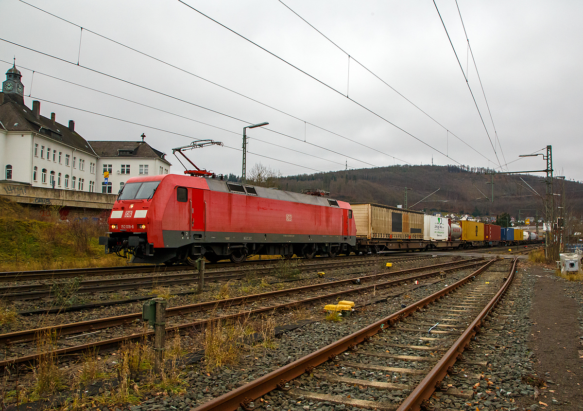 Die 152 018-8 (91 80 6152 018-8 D-DB) der DB Cargo AG fährt am 04.12.2021 mit einem KLV-Zug durch Niederschelden in Richtung Köln.

Die Lok wurde 1998 von Krauss-Maffei in München-Allach unter der Fabriknummer 20145 gebaut, der elektrische Teil ist von DUEWAG (Fabriknummer 91924).