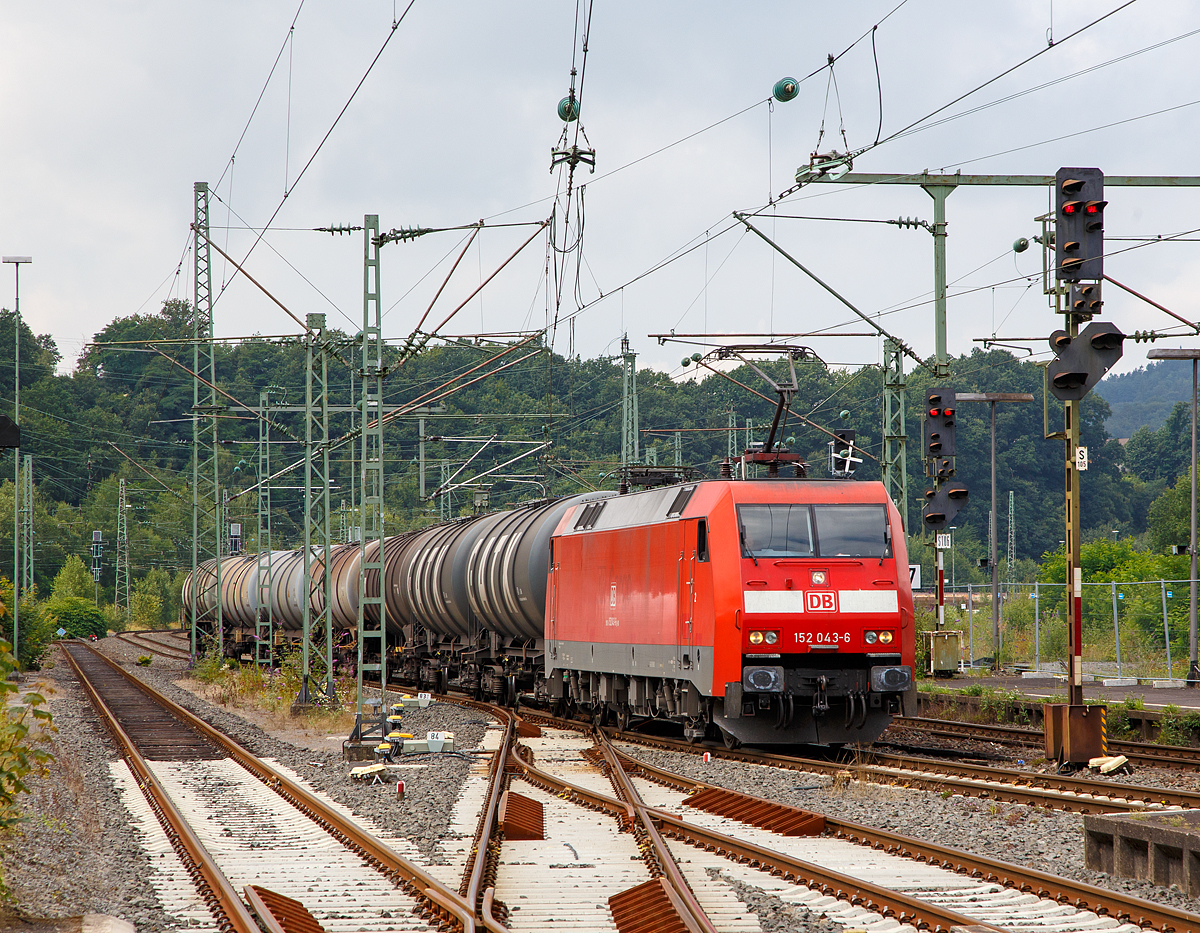 
Die 152 043-6 (91 80 6152 043-6 D-DB) der DB Cargo Deutschland AG fährt am 05.08.2016 mit einem Kesselwagen-Zug (Kesselwagen der Gattung Zacns) durch den Bahnhof Betzdorf (Sieg) in Richtung Siegen. 

Die Siemens ES 64 F wurde 1999 von Krauss-Maffei in München unter der Fabriknummer 20170 gebaut.